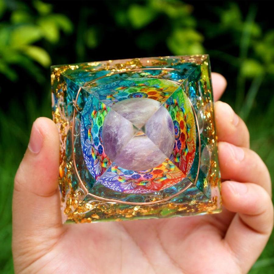 Détail de la spirale de cuivre entourant la sphère d'améthyste