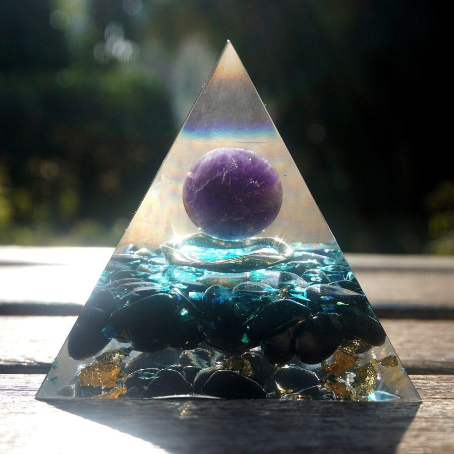 Pyramide en résine avec améthyste et obsidienne vue de côté