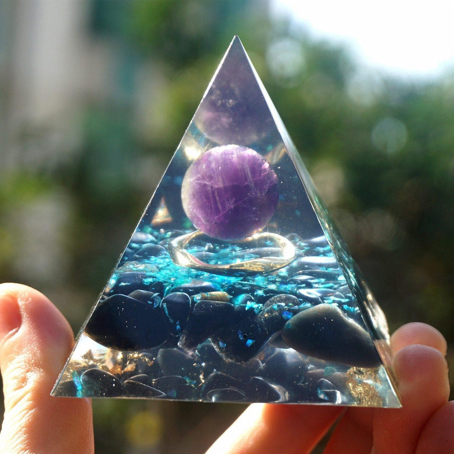 Vue d'ensemble de la pyramide avec reflets dorés et violets
