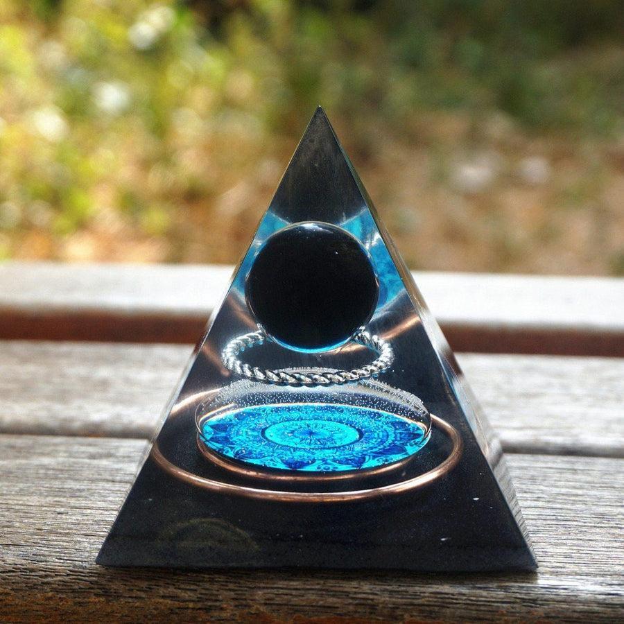Pyramide en résine avec sphère d'obsidienne noire et cuivre