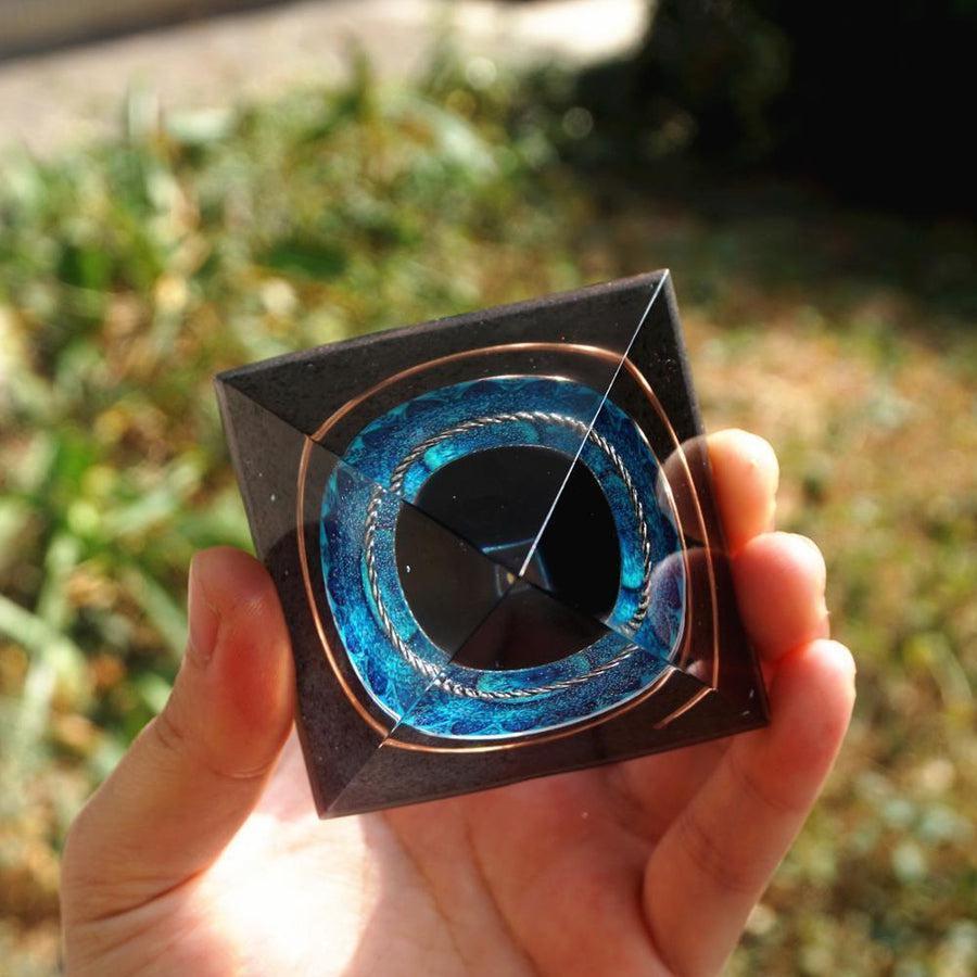 Vue rapprochée du mandala bleu et bague argentée torsadée