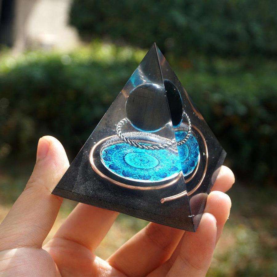 Détail du cercle d'énergie en cuivre sur la pyramide