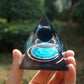 Pyramide orgonite montrée sous un angle lumineux