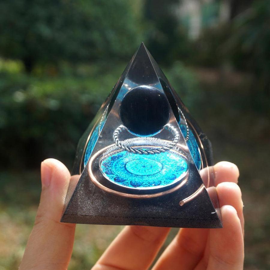 Pyramide orgonite montrée sous un angle lumineux
