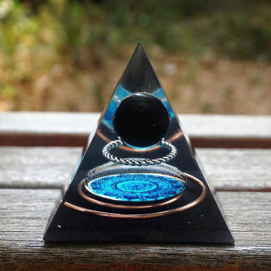 Obsidienne noire au sommet de la pyramide en résine