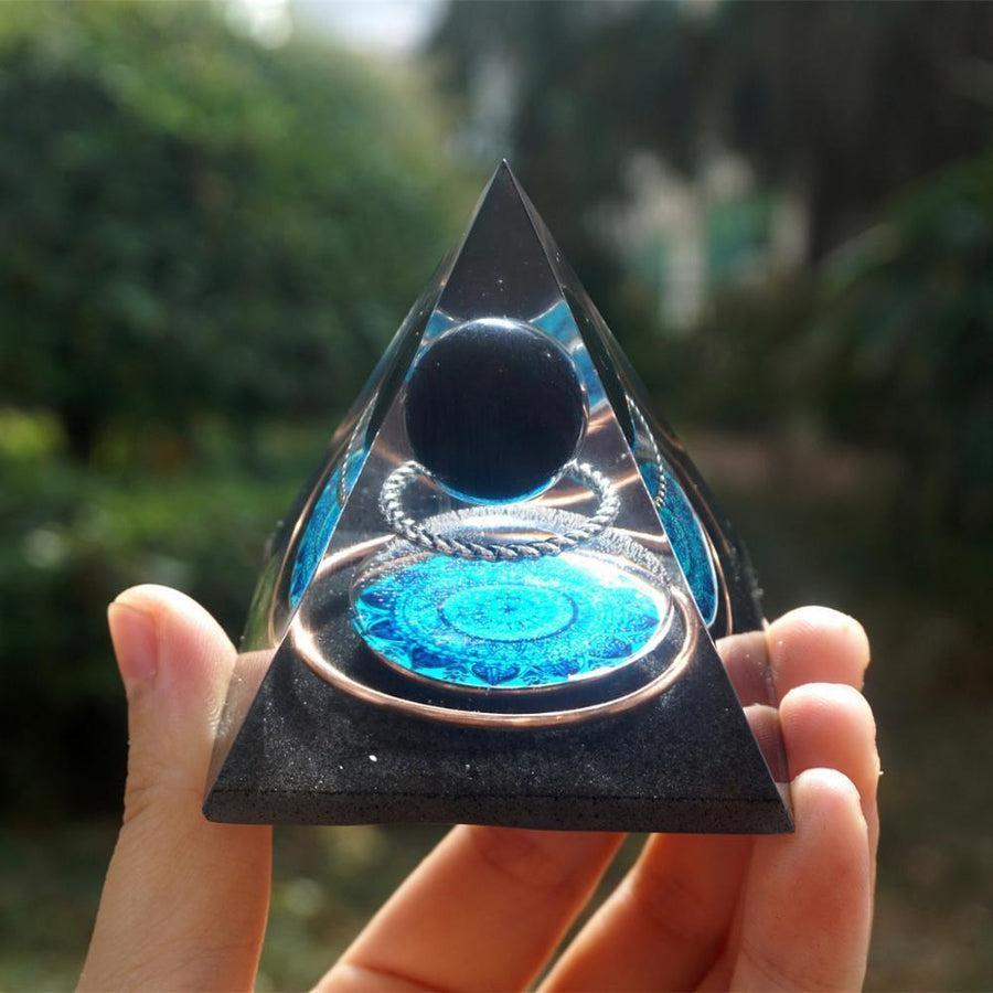 Vue d'ensemble de la pyramide orgonite faite à la main