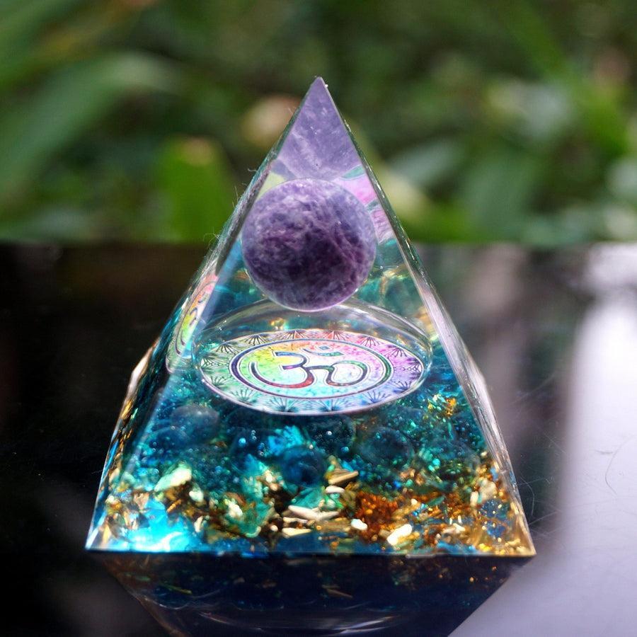 Pyramide orgonite avec sphère d'améthyste et feuilles d'or