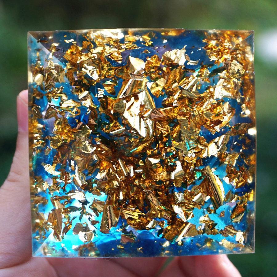 Sphère d'améthyste en équilibre dans la pyramide