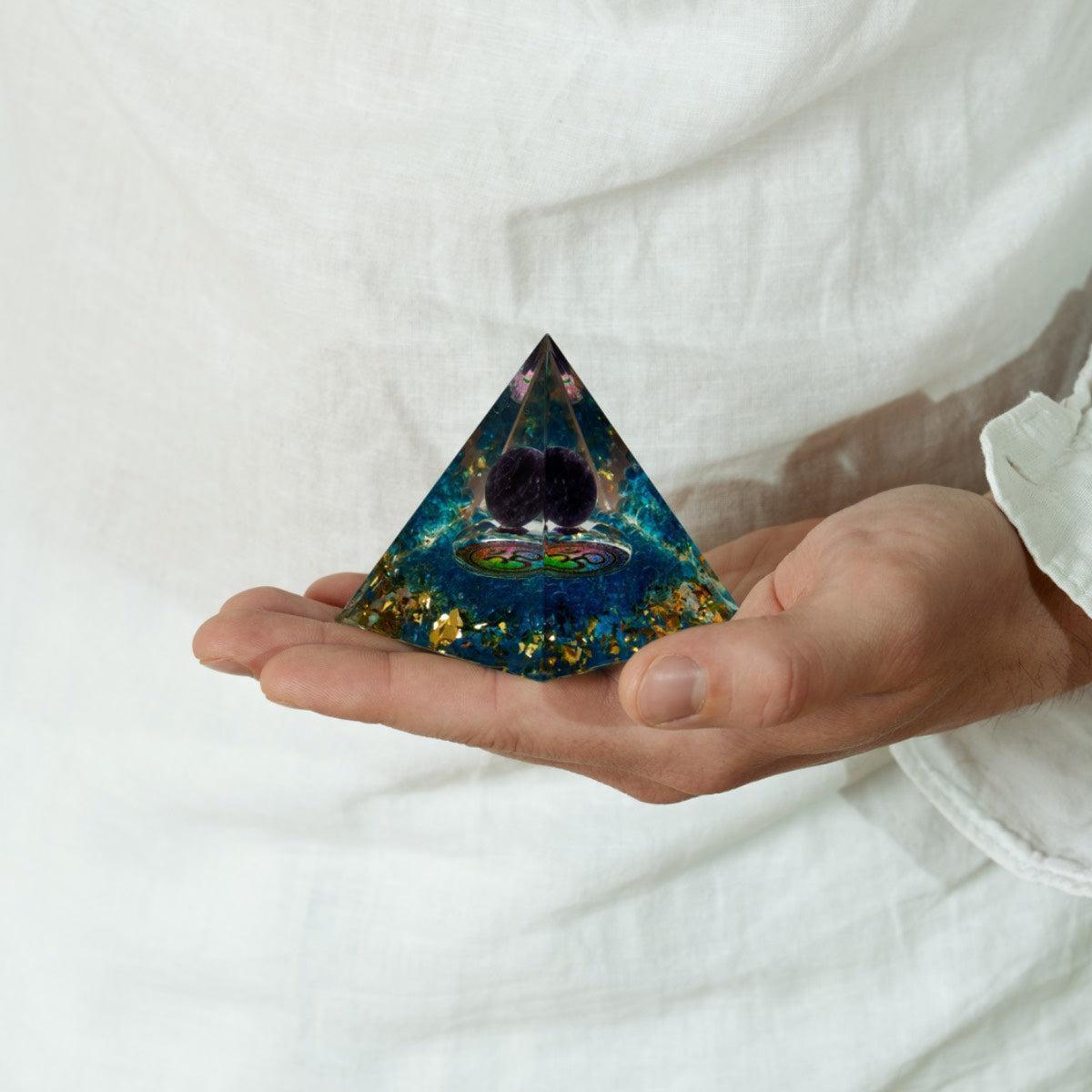 Pyramide orgonite avec éléments énergétiques en harmonie
