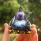 Pyramide orgonite avec sphère améthyste en lévitation
