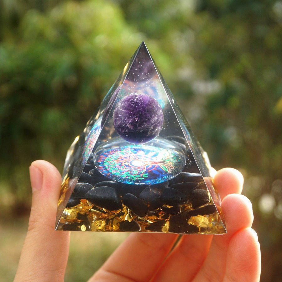 Pyramide orgonite avec sphère améthyste en lévitation