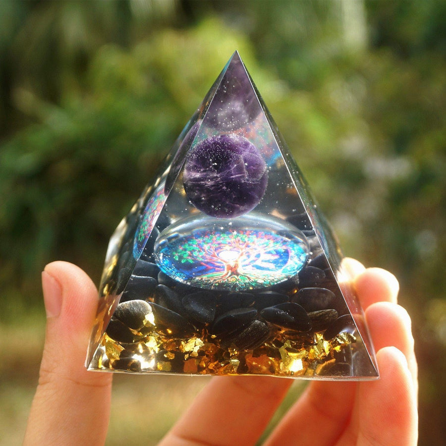 Vue rapprochée de la pyramide orgonite et arbre de vie
