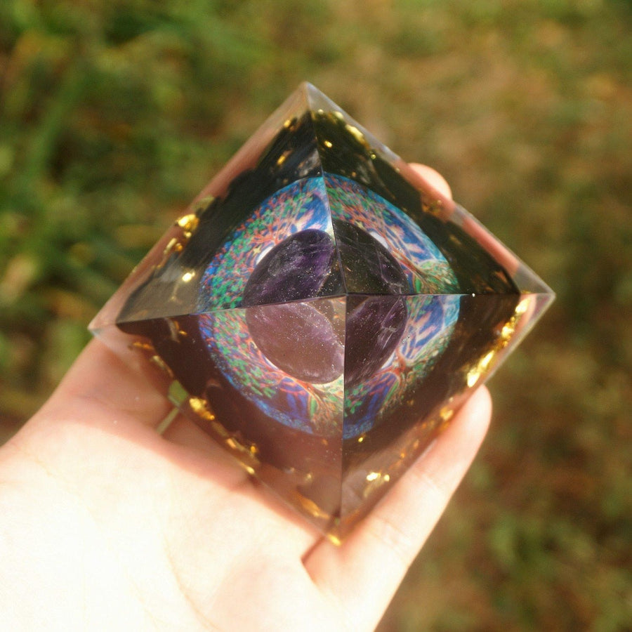 Détail de l'améthyste et obsidienne dans la pyramide