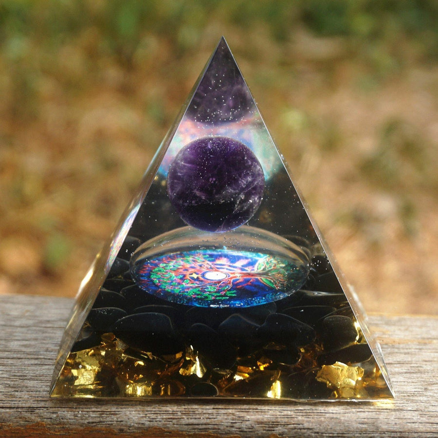Vue d'ensemble de la pyramide orgonite en décoration