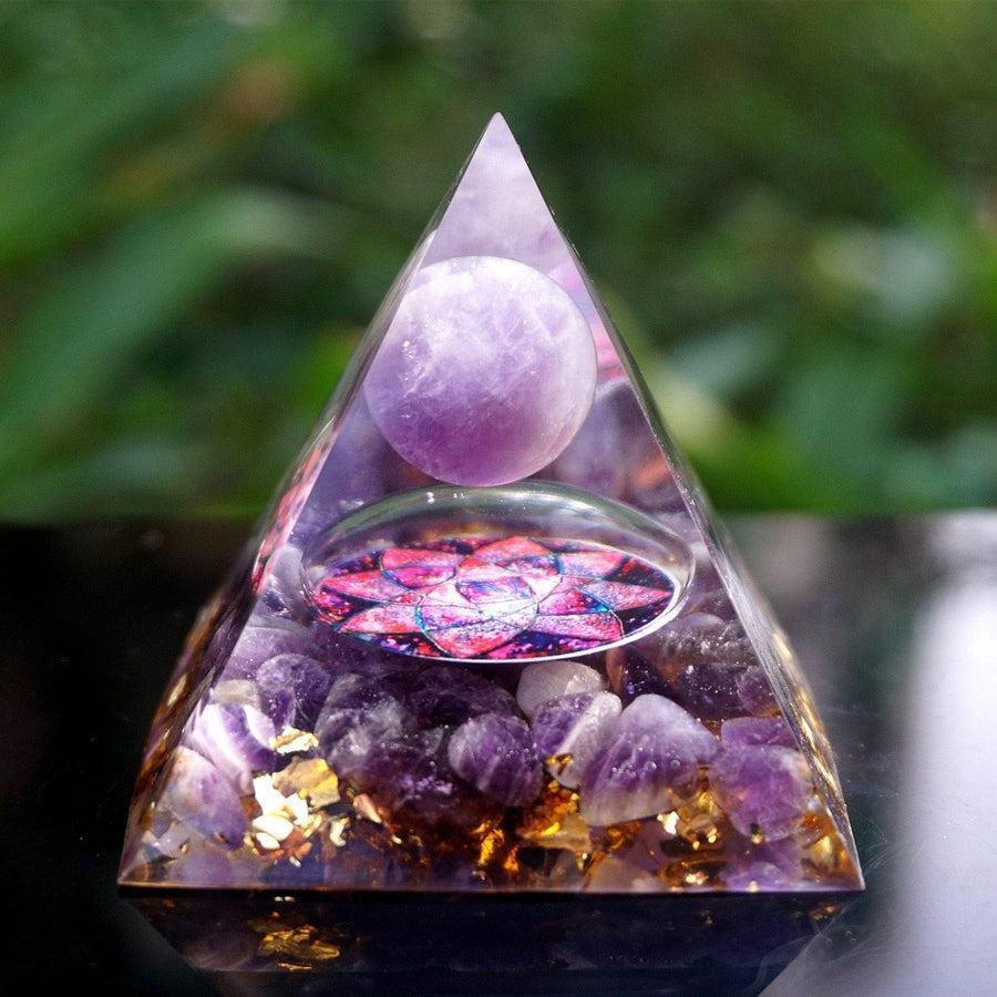 Pyramide Orgonite avec sphère d'Améthyste en lévitation
