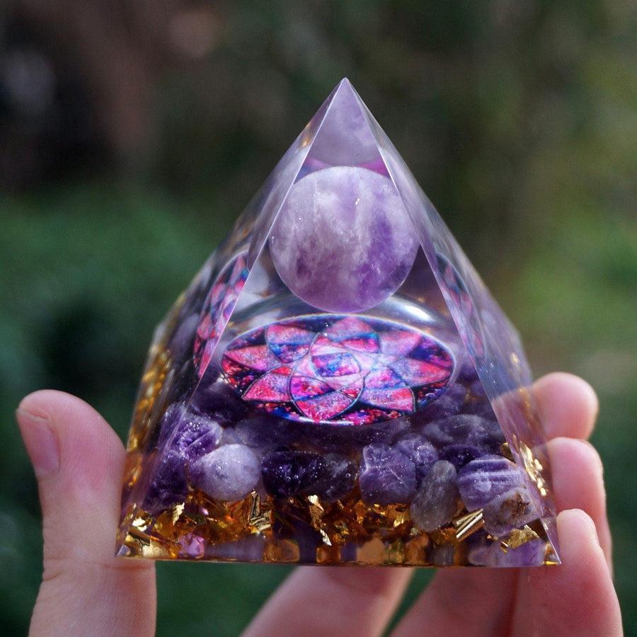 Vue rapprochée de la fleur de lotus dorée dans la pyramide