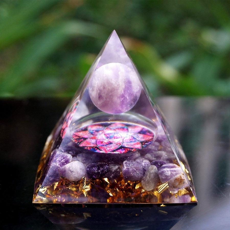 Sphère d'Améthyste sur lit de feuilles d'or