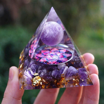 Vue d'ensemble de la pyramide Orgonite et ses détails