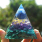 Pyramide Orgonite avec Lapis Lazuli et Améthyste vue de côté