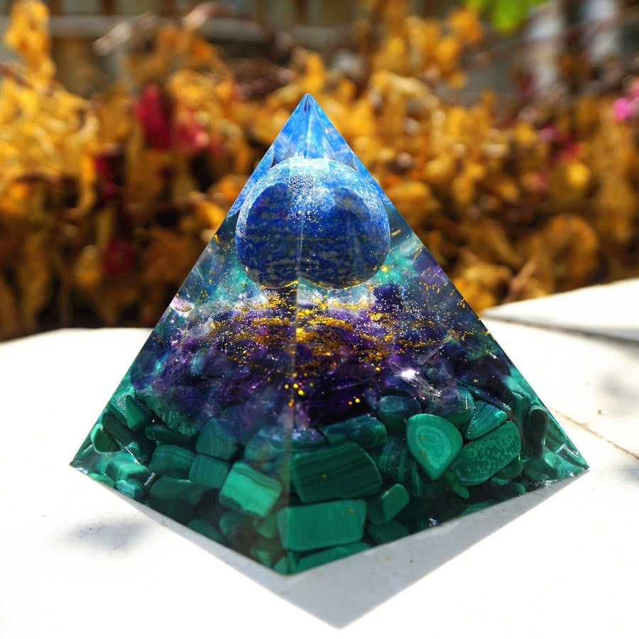 Détail du sommet de la pyramide avec Lapis Lazuli brillant