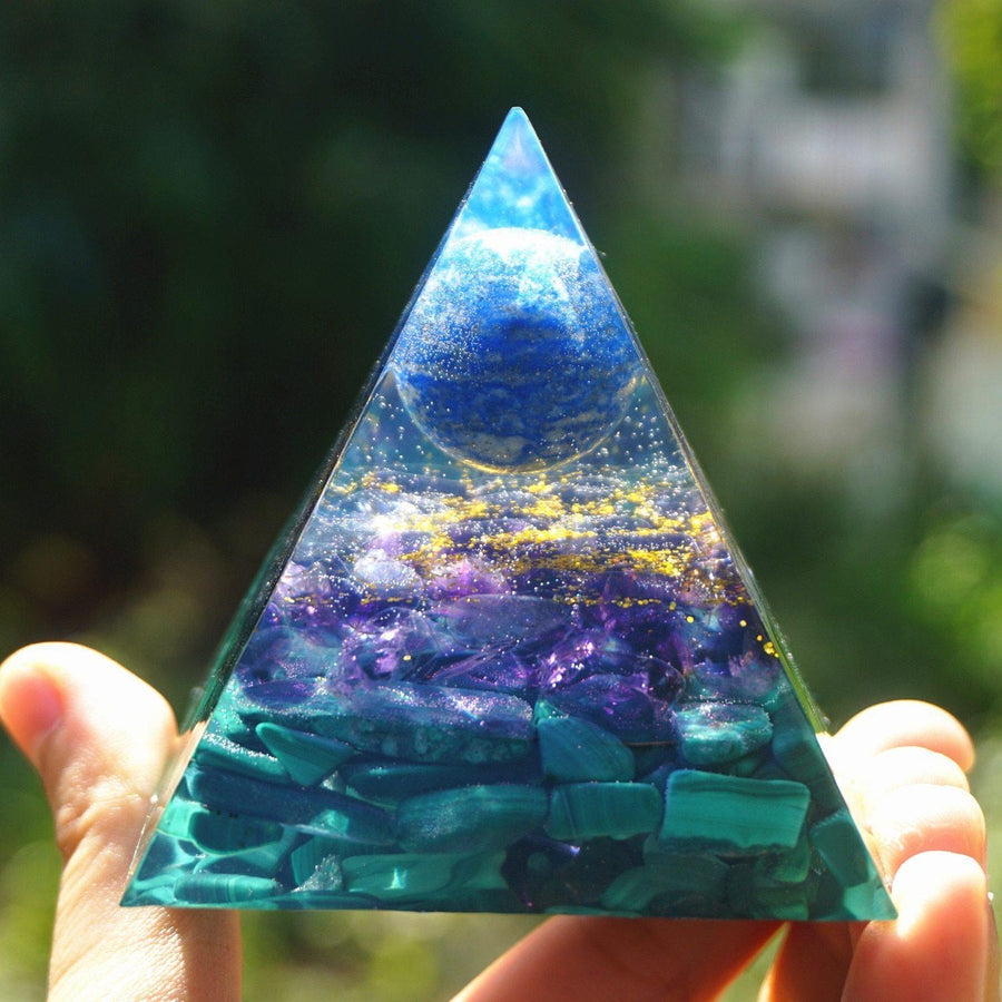 Pyramide Orgonite entière avec ses pierres semi-précieuses