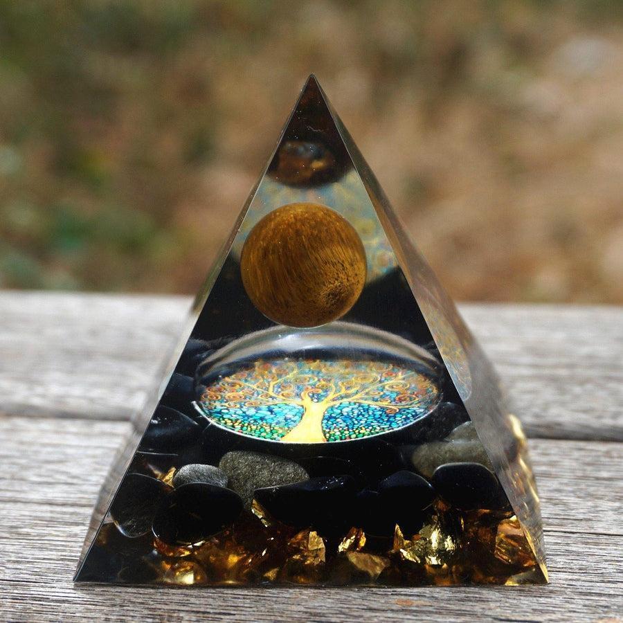 Vue rapprochée de la pyramide avec feuilles d'or