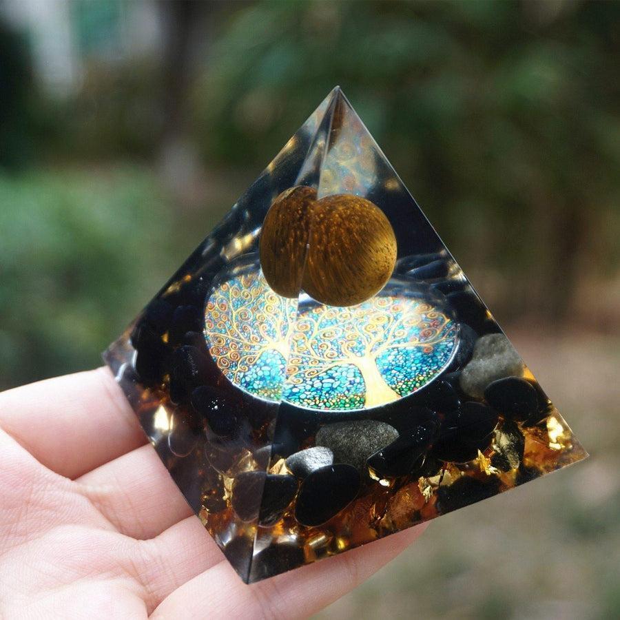 Pyramide Orgonite montrant la résine transparente