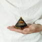 Vue d'ensemble de la pyramide Orgonite luxueuse