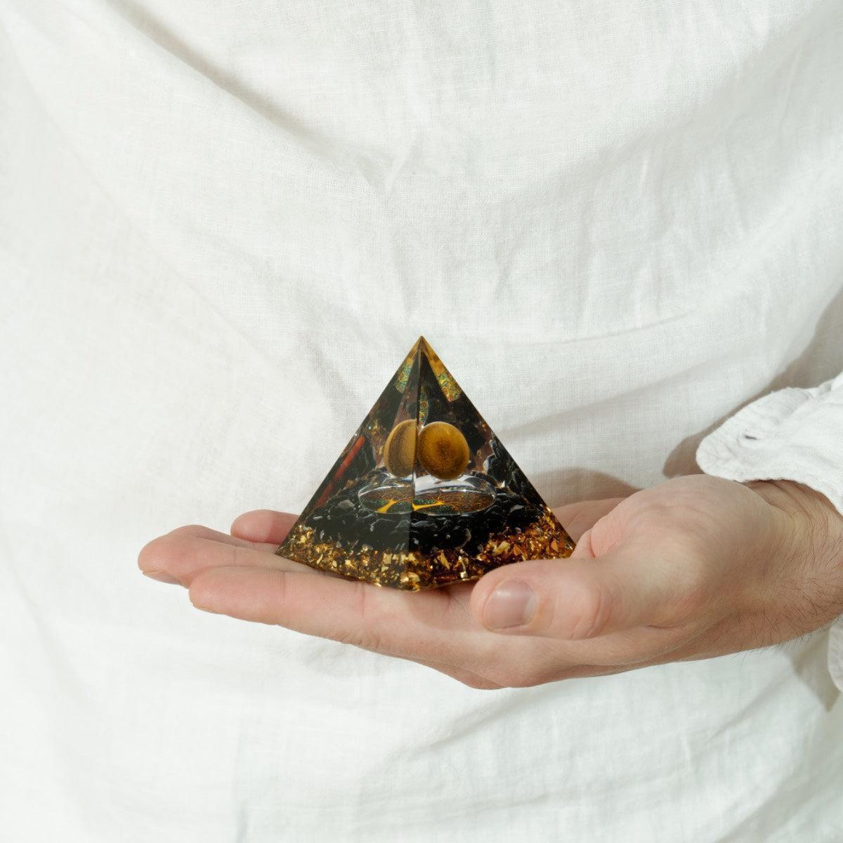 Vue d'ensemble de la pyramide Orgonite luxueuse