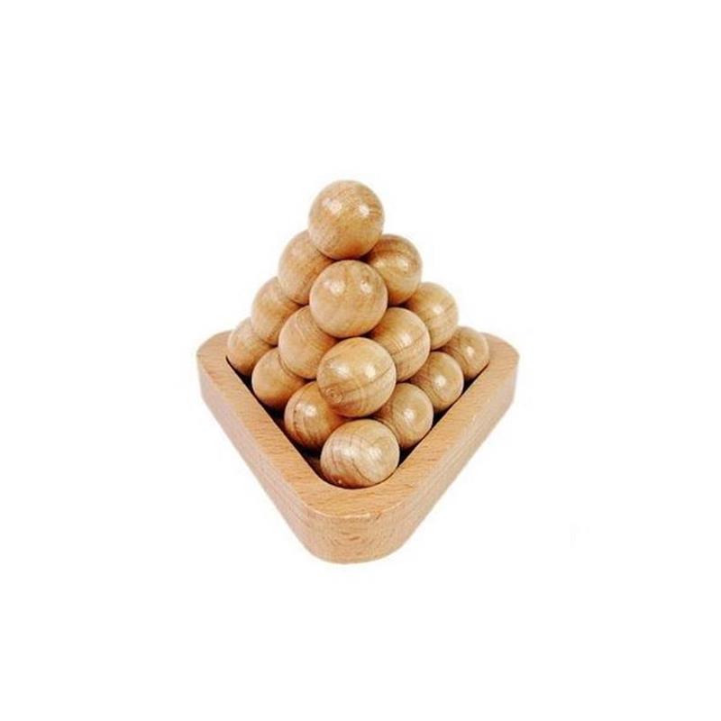 Gros plan sur les boules en bois formant la pyramide