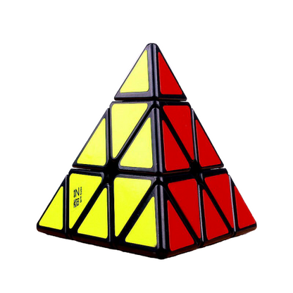 Casse-tête pyramidal noir avec coins visibles