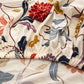 Vue latérale d'une housse de coussin à fleurs rouges