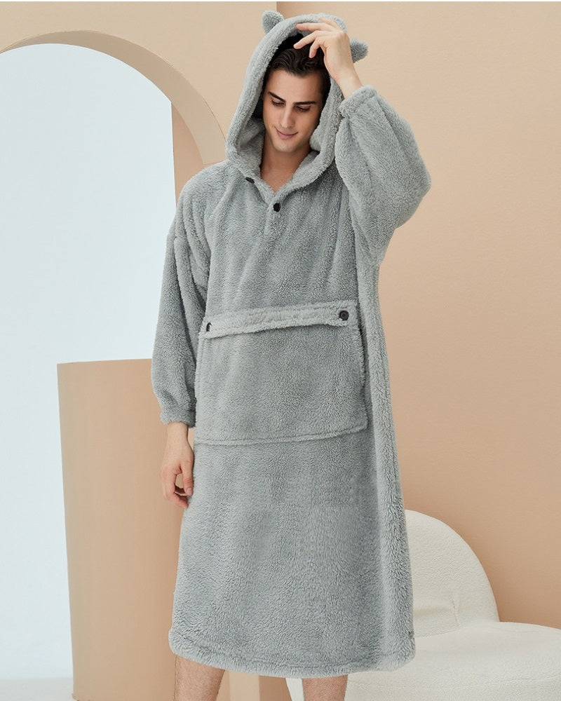 Détail de la poche centrale sur la chemise de nuit grise