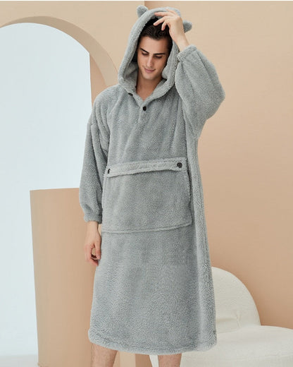 Détail de la poche centrale sur la chemise de nuit grise