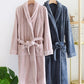 Homme portant une robe de chambre bleu marine, col rabattu