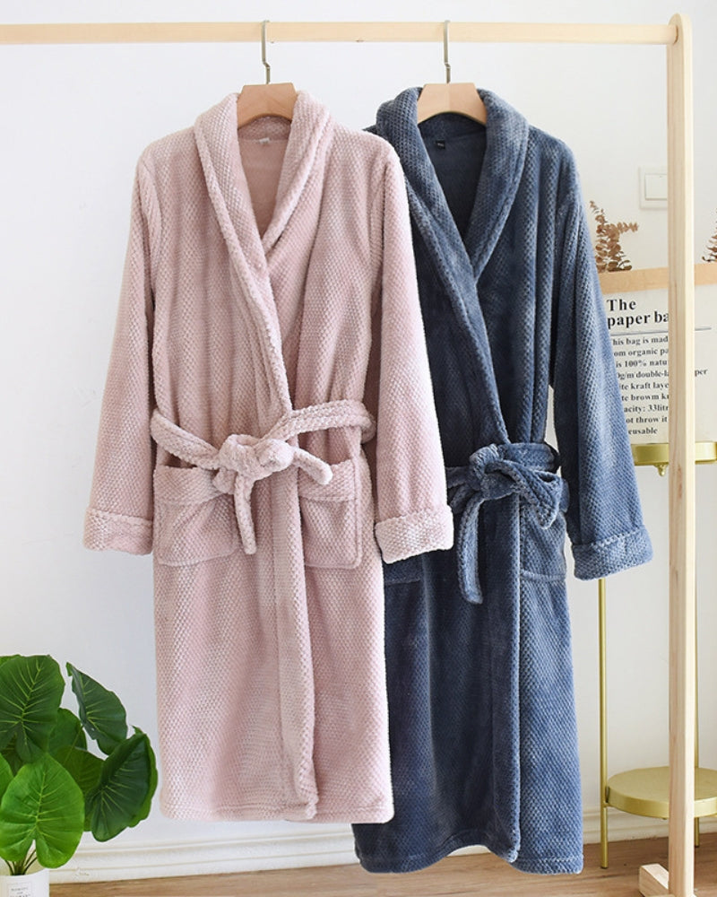 Homme portant une robe de chambre bleu marine, col rabattu
