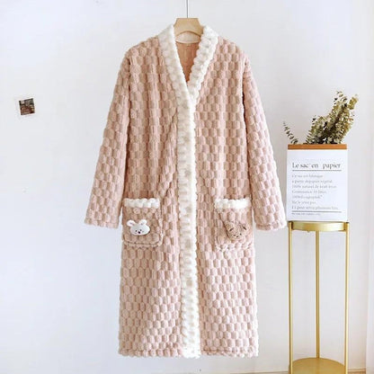 Vue de face d'une robe de chambre rose en laine douce