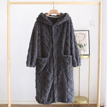 Vue de face d'une robe de chambre moelleuse pour homme