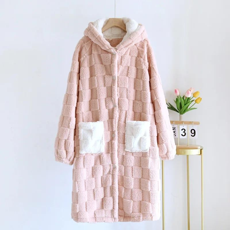 Vue de face d'une robe de chambre rose en laine épaisse
