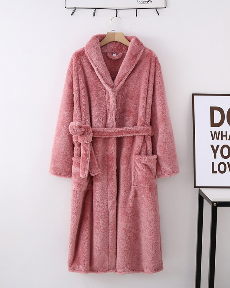 Robe de chambre en laine sur cintre, montrant sa couleur pastel