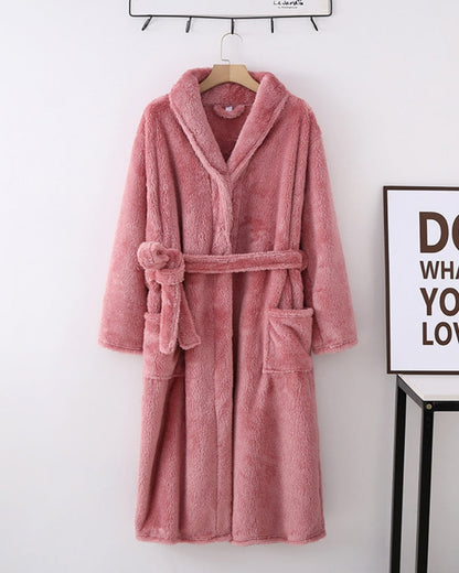 Robe de chambre en laine sur cintre, montrant sa couleur pastel