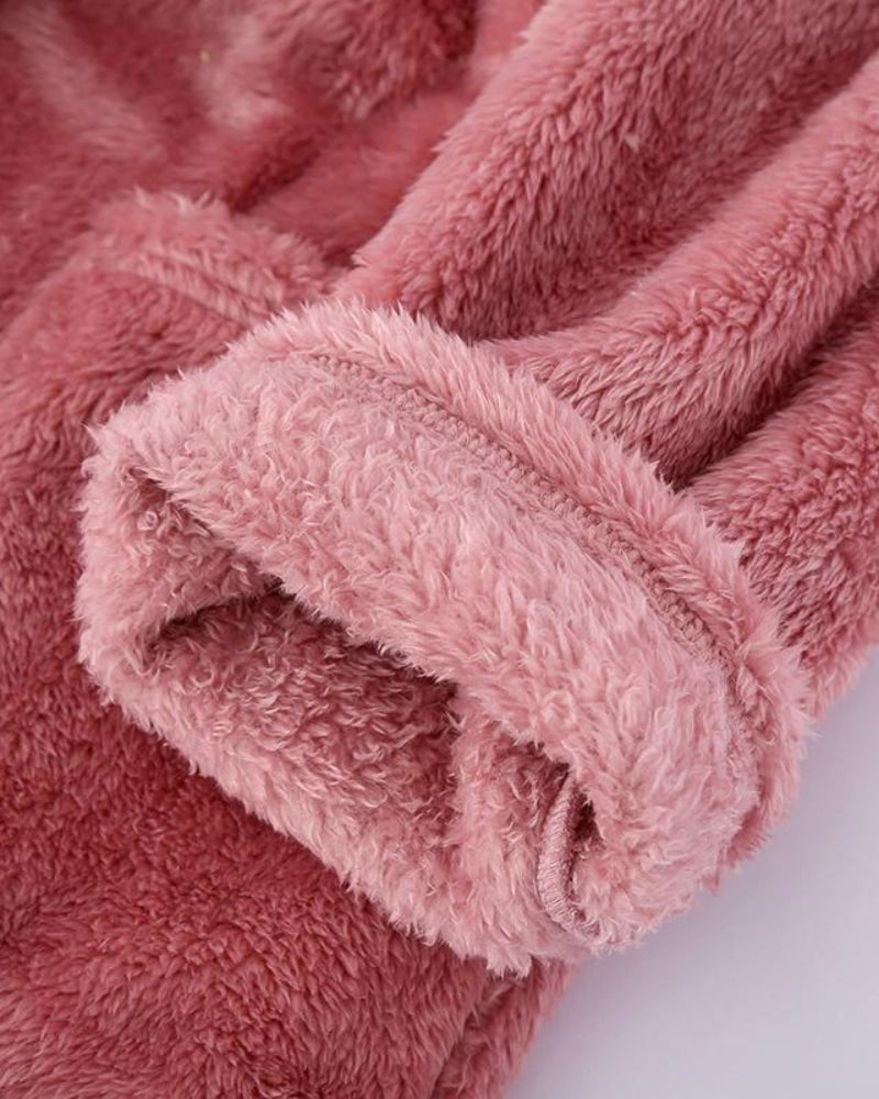 Gros plan sur la texture laineuse et douce de la robe
