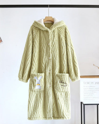 Vue de face d'une robe de chambre verte en fourrure