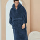 Robe de chambre bleue avec col montant et boutons