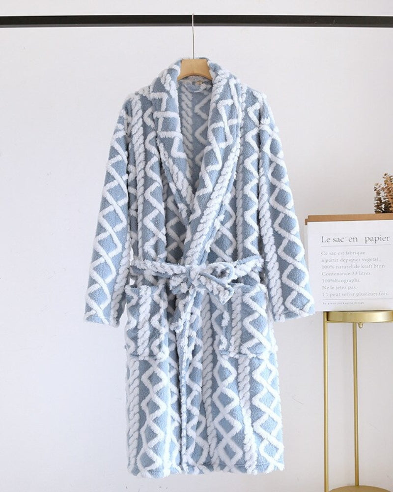 Vue de face d'une robe de chambre avec poches et ceinture