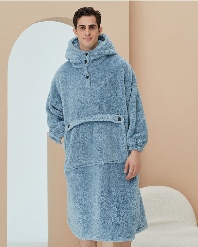 Homme portant une robe de chambre polaire avec capuche amusante