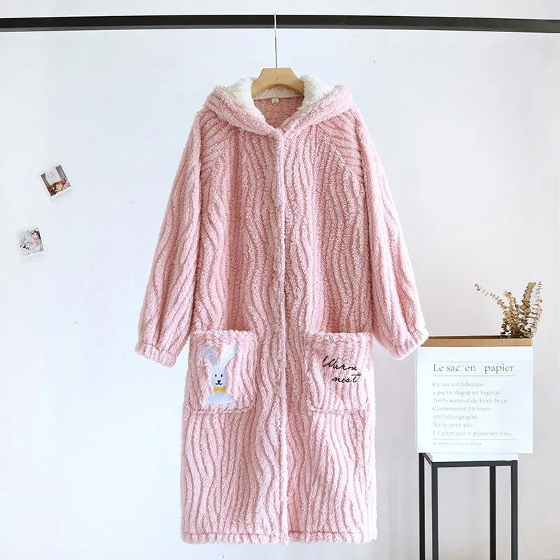 Vue de face d'une robe de chambre en Pilou Pilou rose