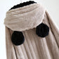 Robe de chambre beige et noire avec capuche, vue de face