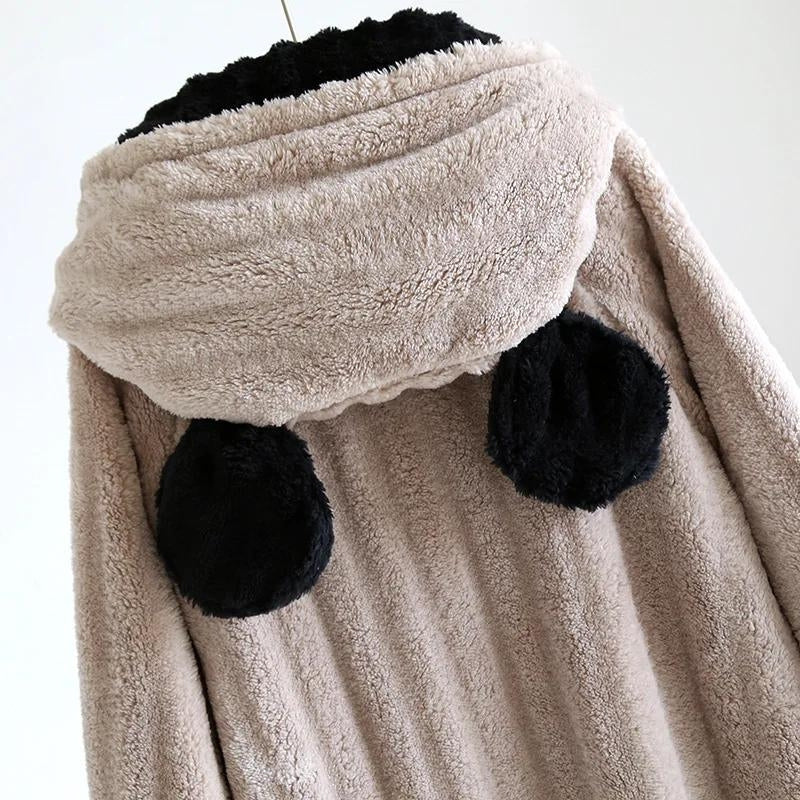 Robe de chambre beige et noire avec capuche, vue de face