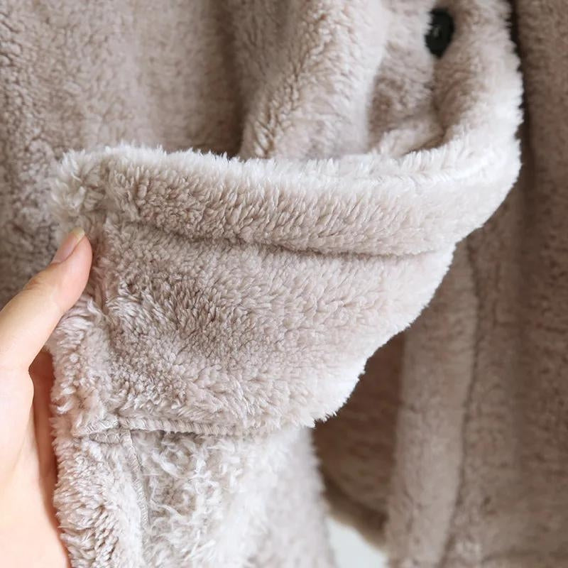 Vue de dos de la robe de chambre avec capuche intégrée